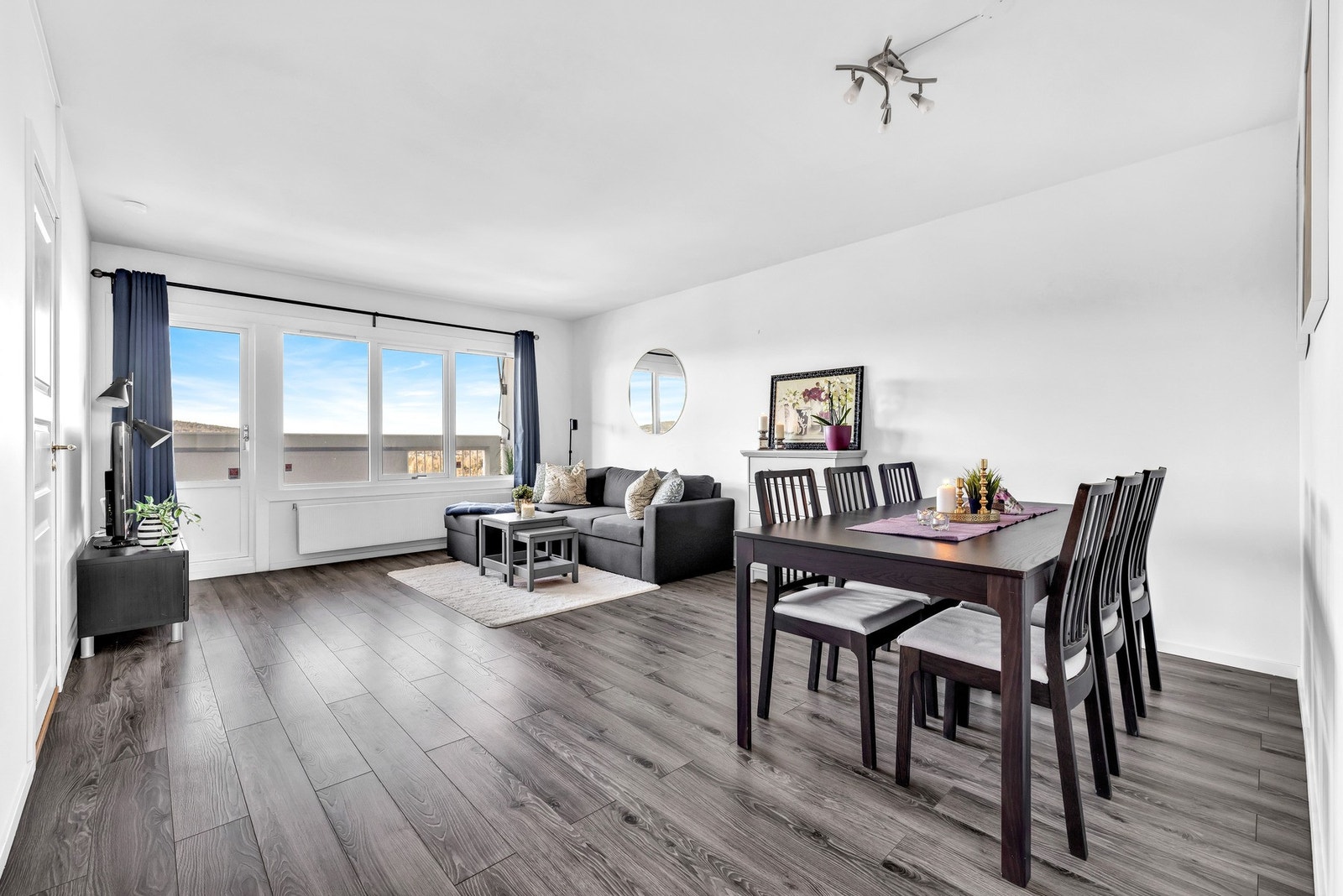 Stuen er stor og det er fine muligheter for å ha både større spisebord og sofagruppe. Galleribilde