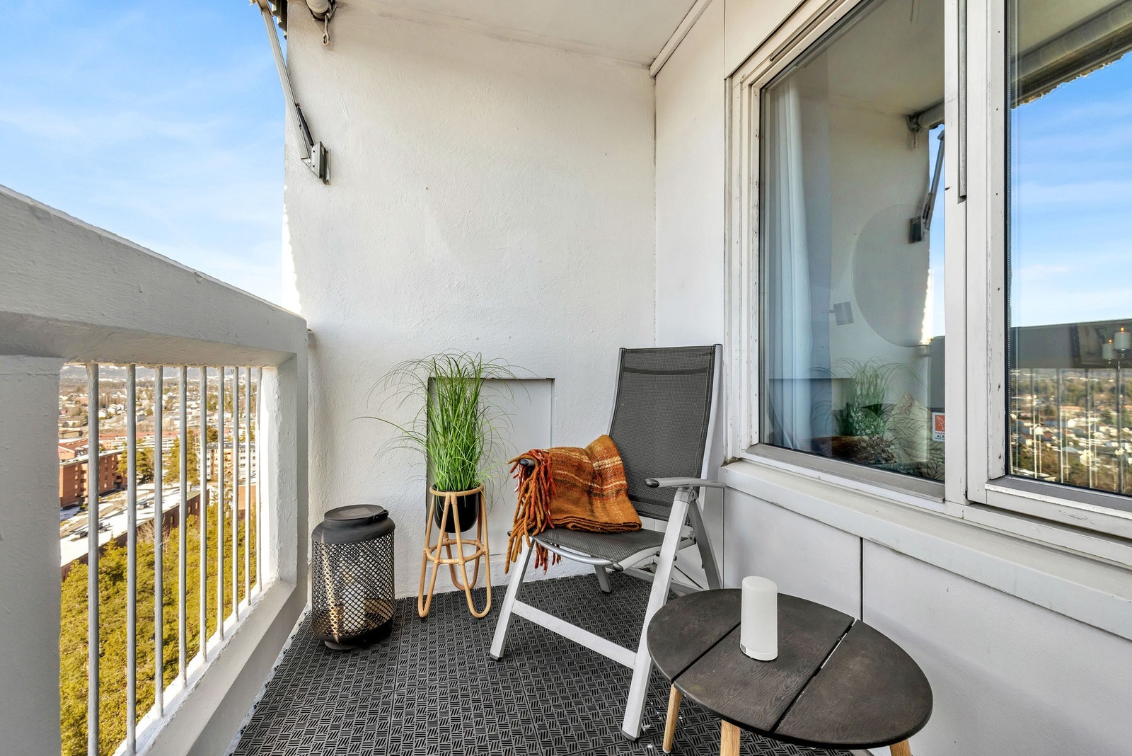 Balkongen er hele 13 kvm. Her er det nok av plass til å innrede i flere soner. Galleribilde