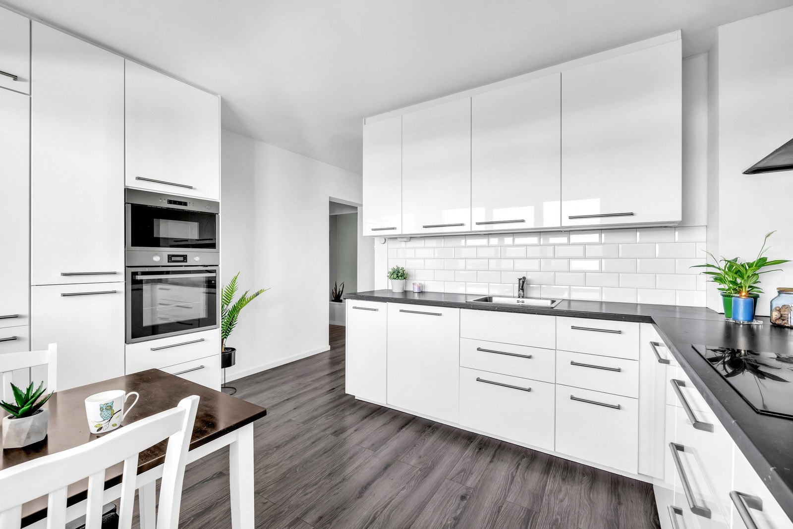 Det er glatte fronter og benkeplate i laminat. Galleribilde