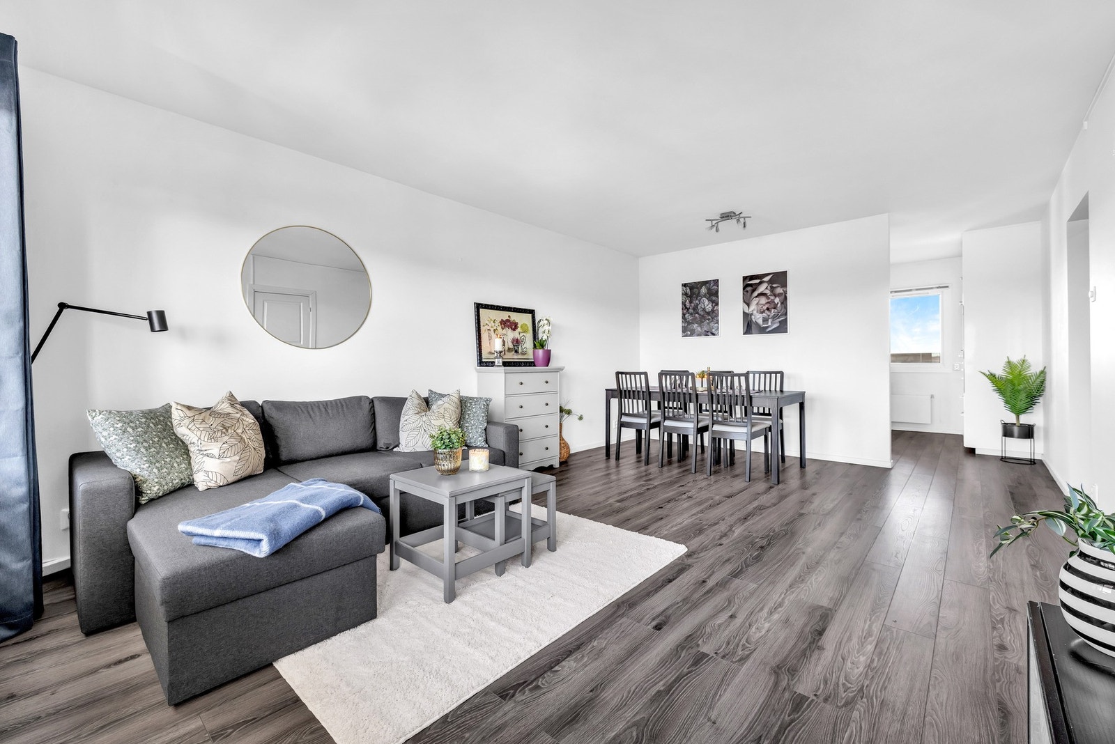 Tilbake i stuen. I stuen er det slitesterkt laminat på gulv. Galleribilde