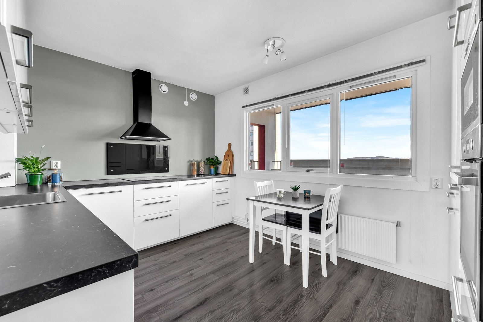 Stilrent og romslig separat kjøkken - også fra 2019. Galleribilde