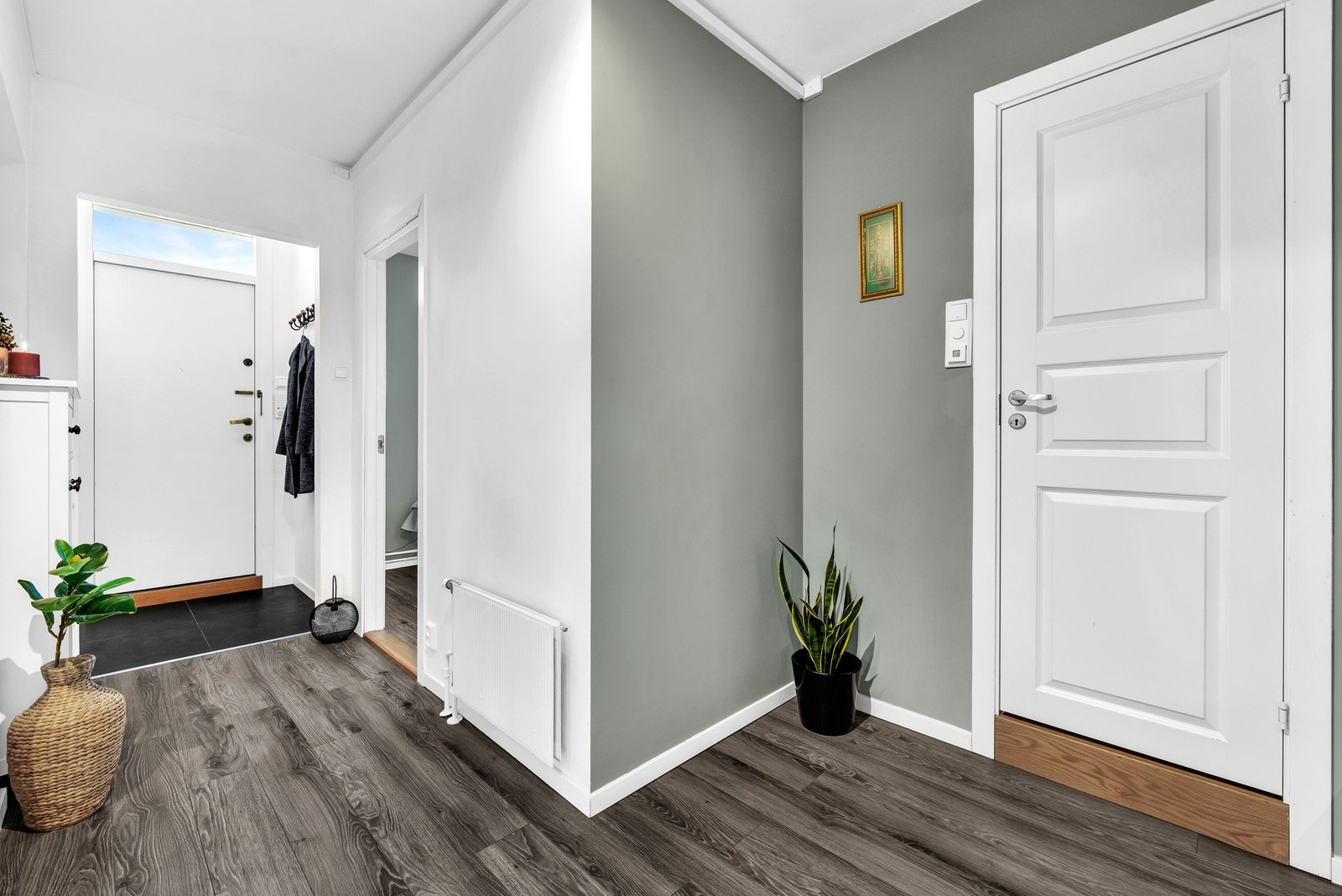 Velkommen inn! Leilighetens entré er både innbydende og koselig. er er det fin plass til oppheng av yttertøy og lagring av sko. Galleribilde