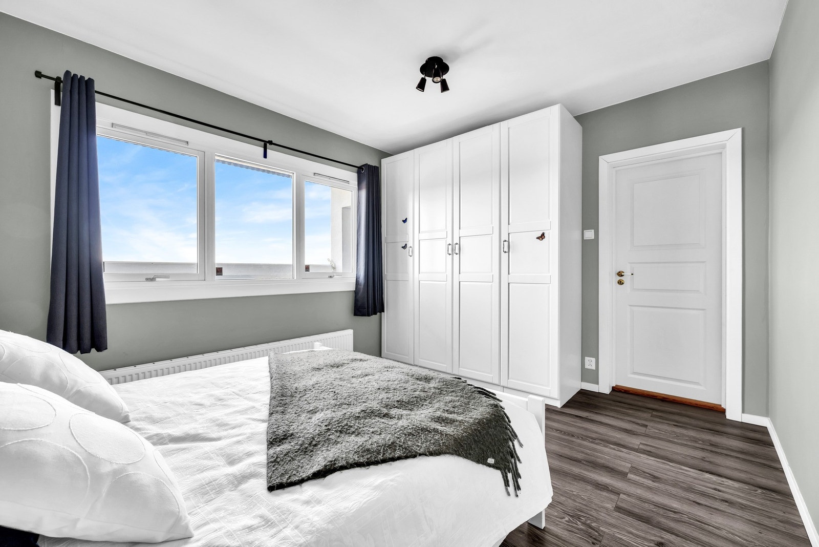 Her er det også god plass til oppbevaring i garderobeskap. Galleribilde