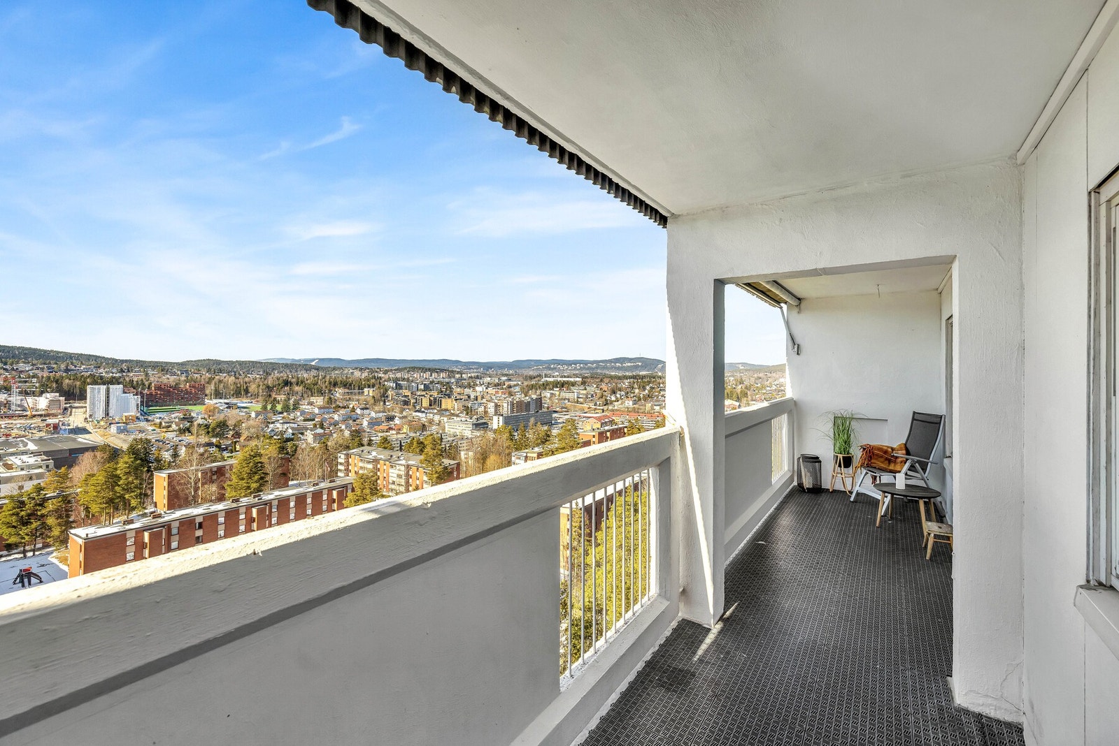 Fra stuen finner vi også utgangen til leilighetens store balkong. Galleribilde