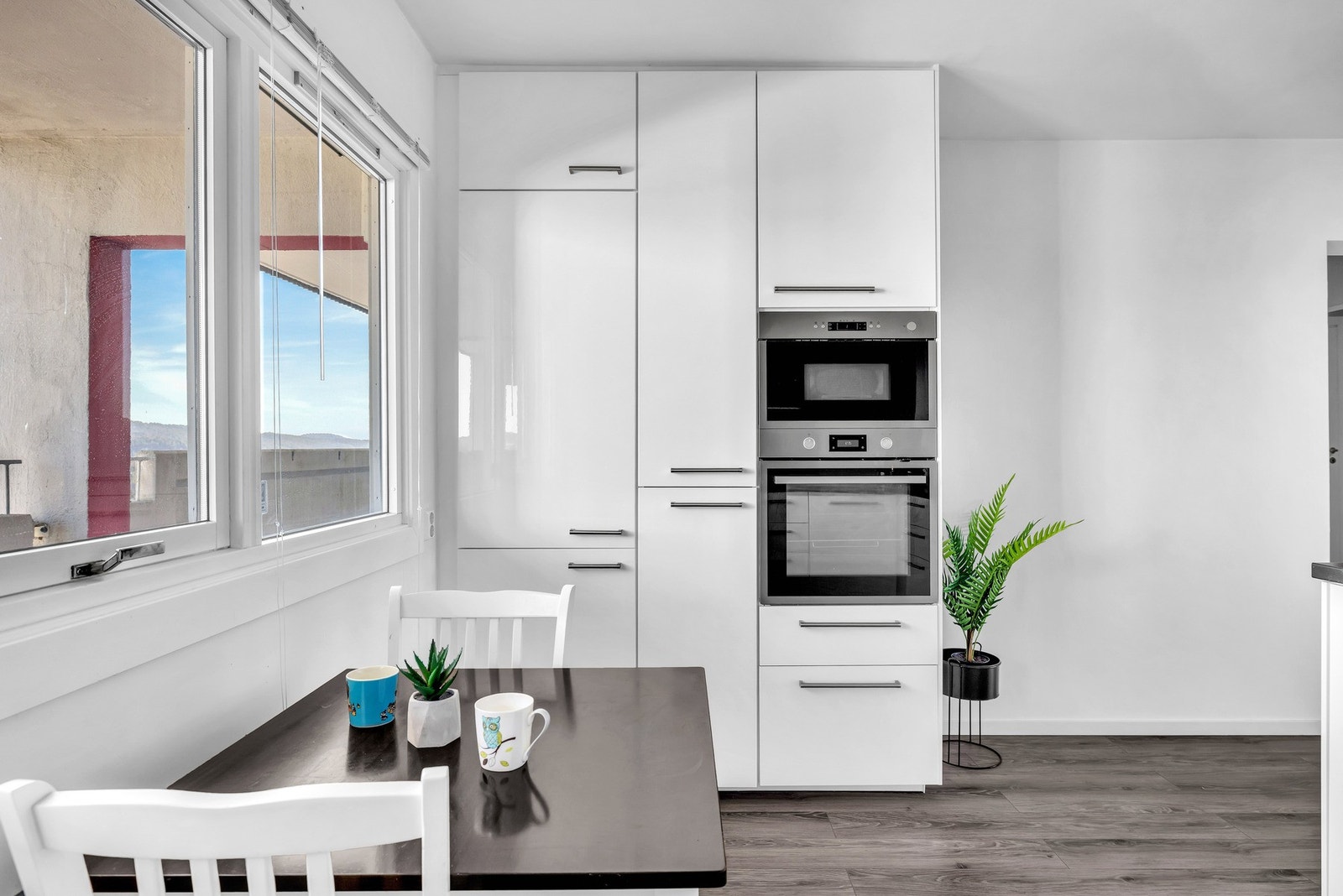 Kjøkkenet har integrerte hvitevarer. Galleribilde