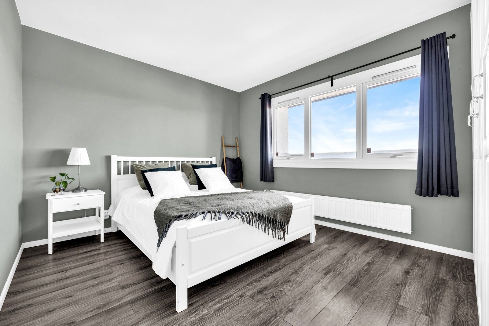 Dette rommet er romslig med god plass til det du måtte ønske av soveromsmøblement. Galleribilde