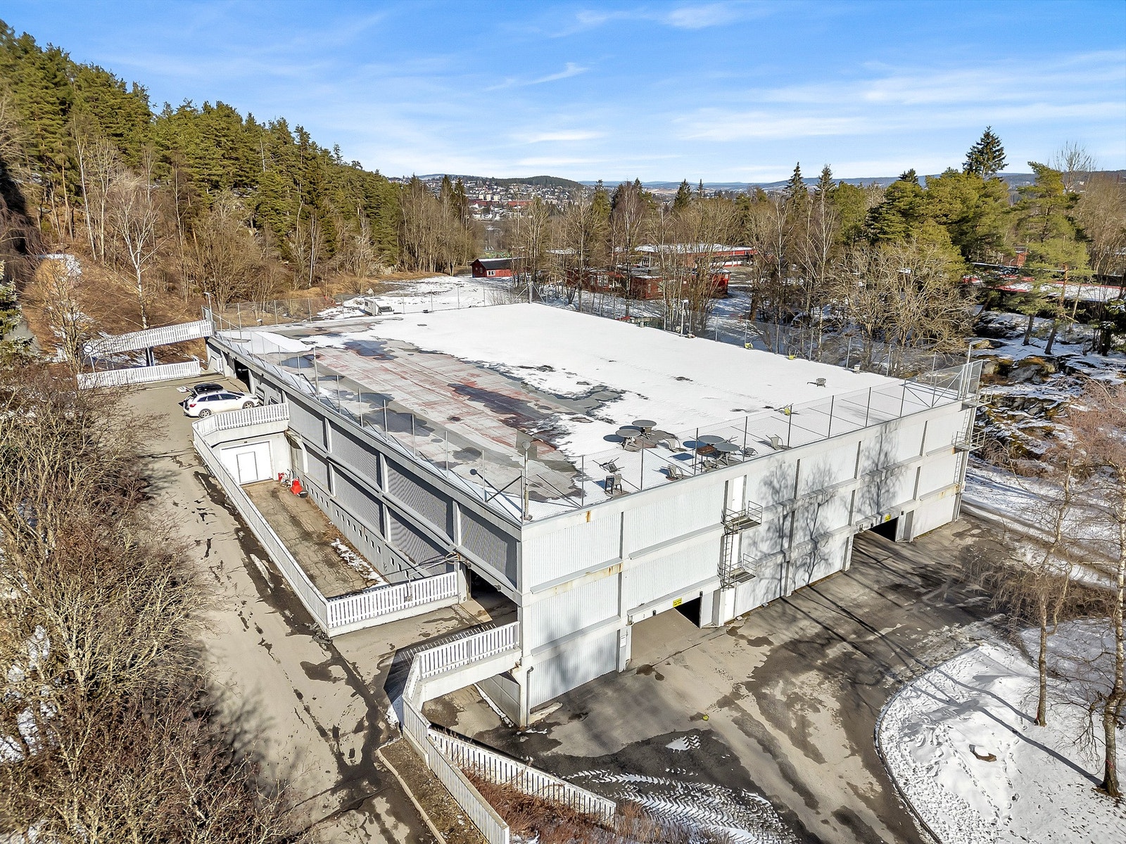 Det medfølger parkeringsplass i garasje. Galleribilde