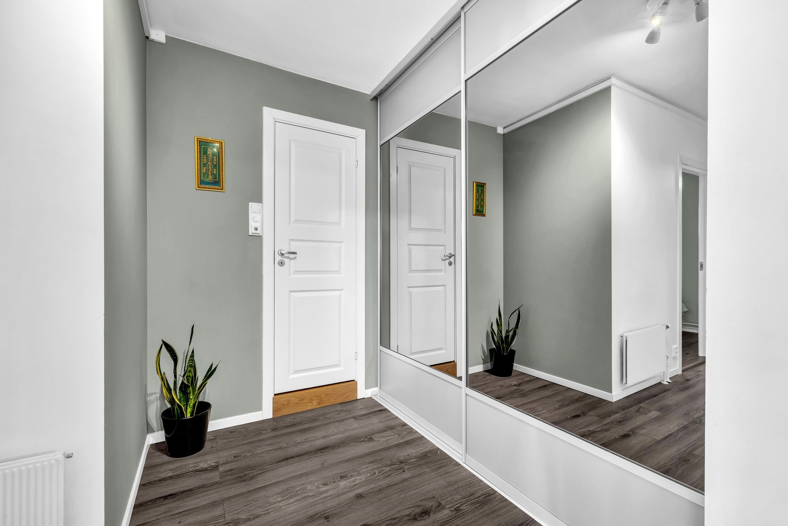 Baderommet finner du optimalt plassert i leiligheten med adkomst fra gangen.
Legg merke til den store skyvedørsgarderoben for ekstra oppbevaring. Galleribilde