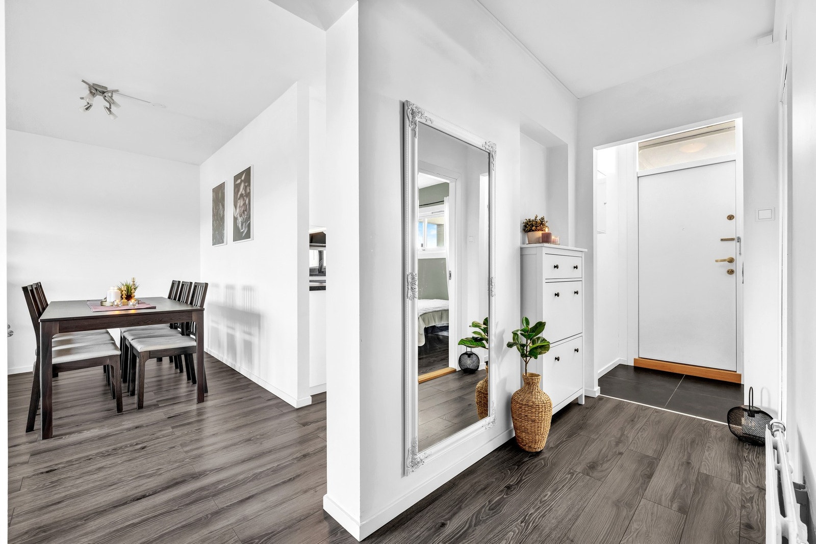 Fra entréen er det videre adkomst til stuen. Galleribilde