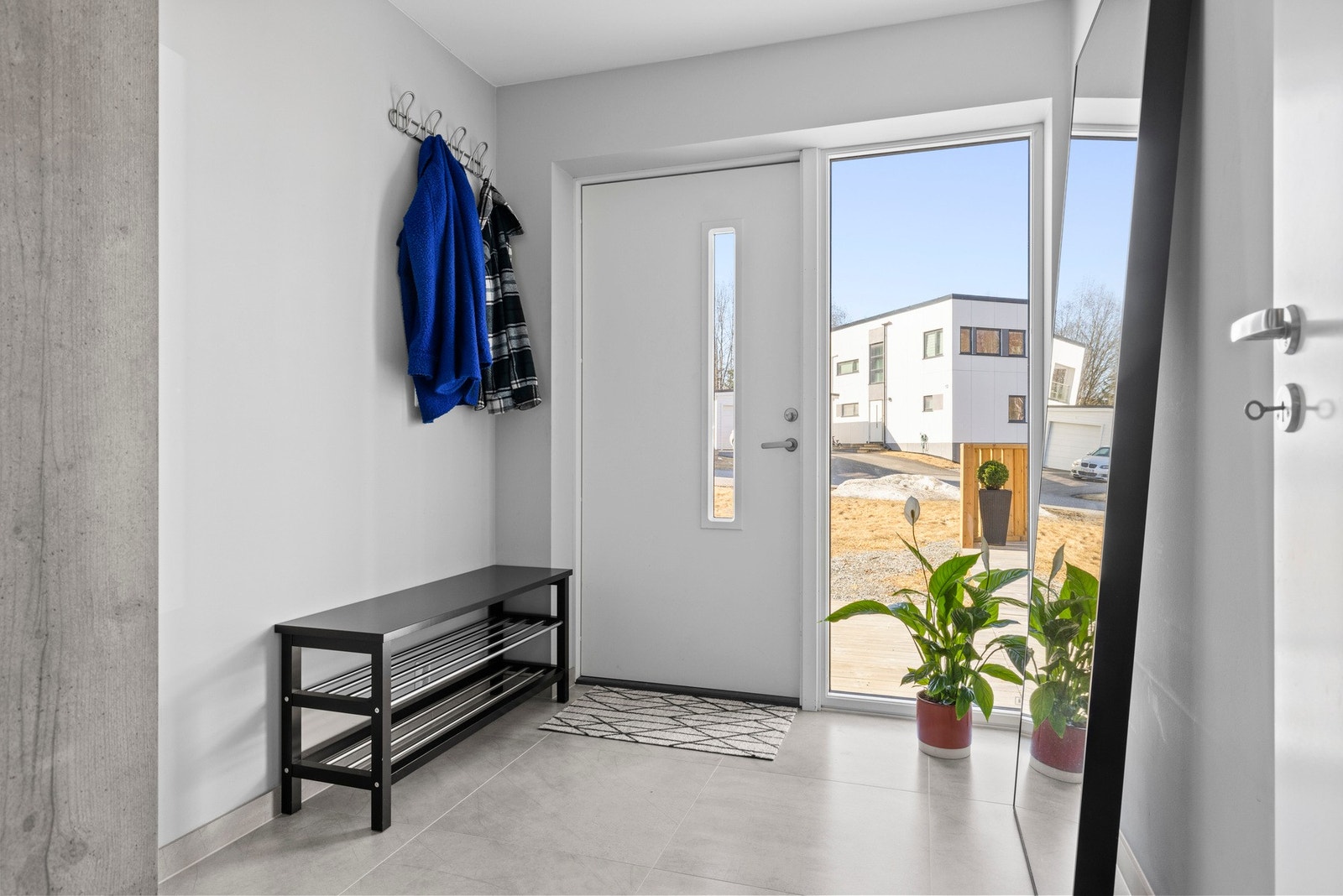 Romslig og praktisk entré med god plass til oppbevaring av sko og yttertøy. Her får du et ryddig førsteinntrykk, og boligen oppleves luftig og åpen allerede ved inngangspartiet. Galleribilde