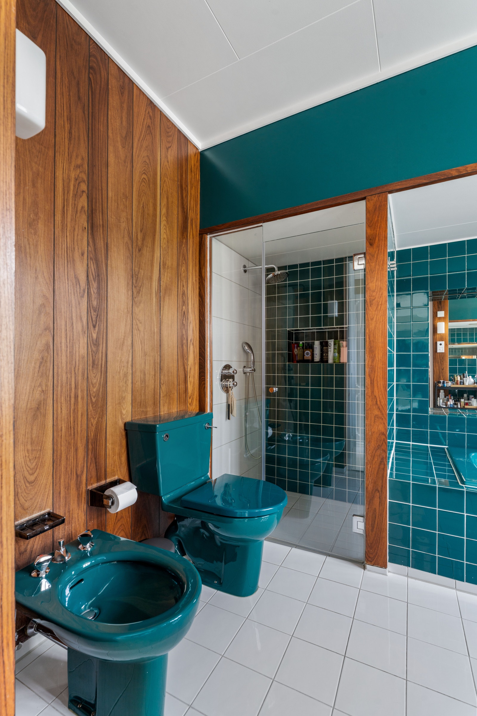 Bad med separat dusj og badekar Galleribilde