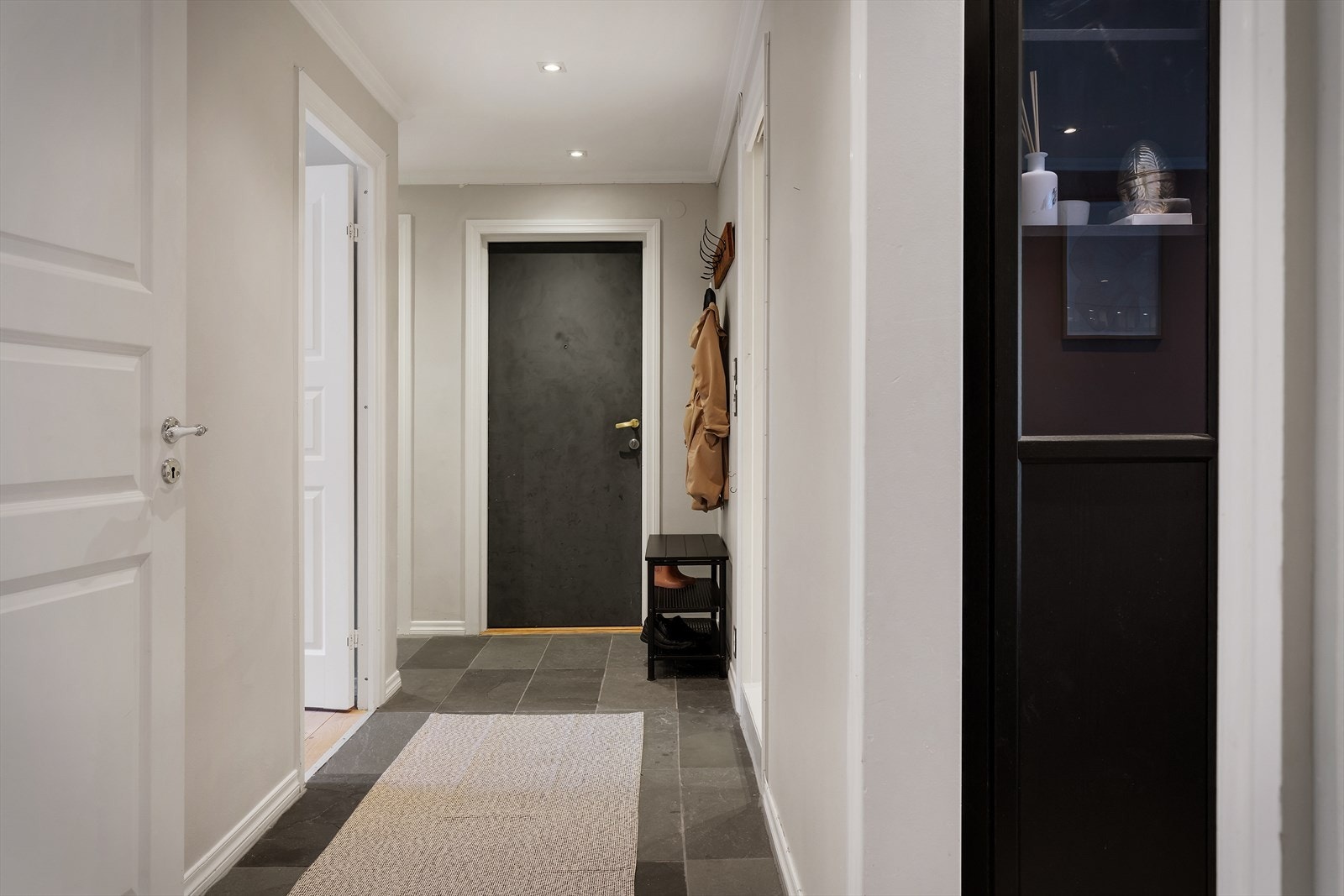 - Romslig entrè/gang på 7,4m² med god plass til ønsket oppbevaringsløsning - Galleribilde