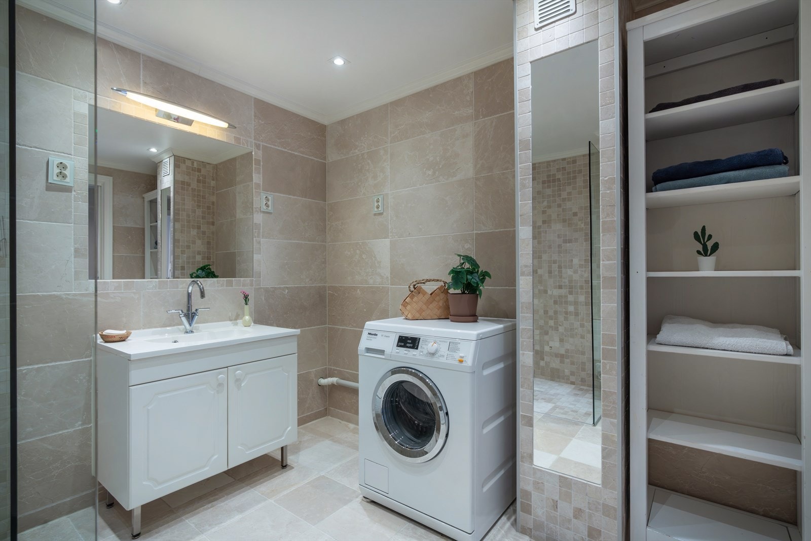 - Vaskemaskin og tørketrommel medfølger - Galleribilde