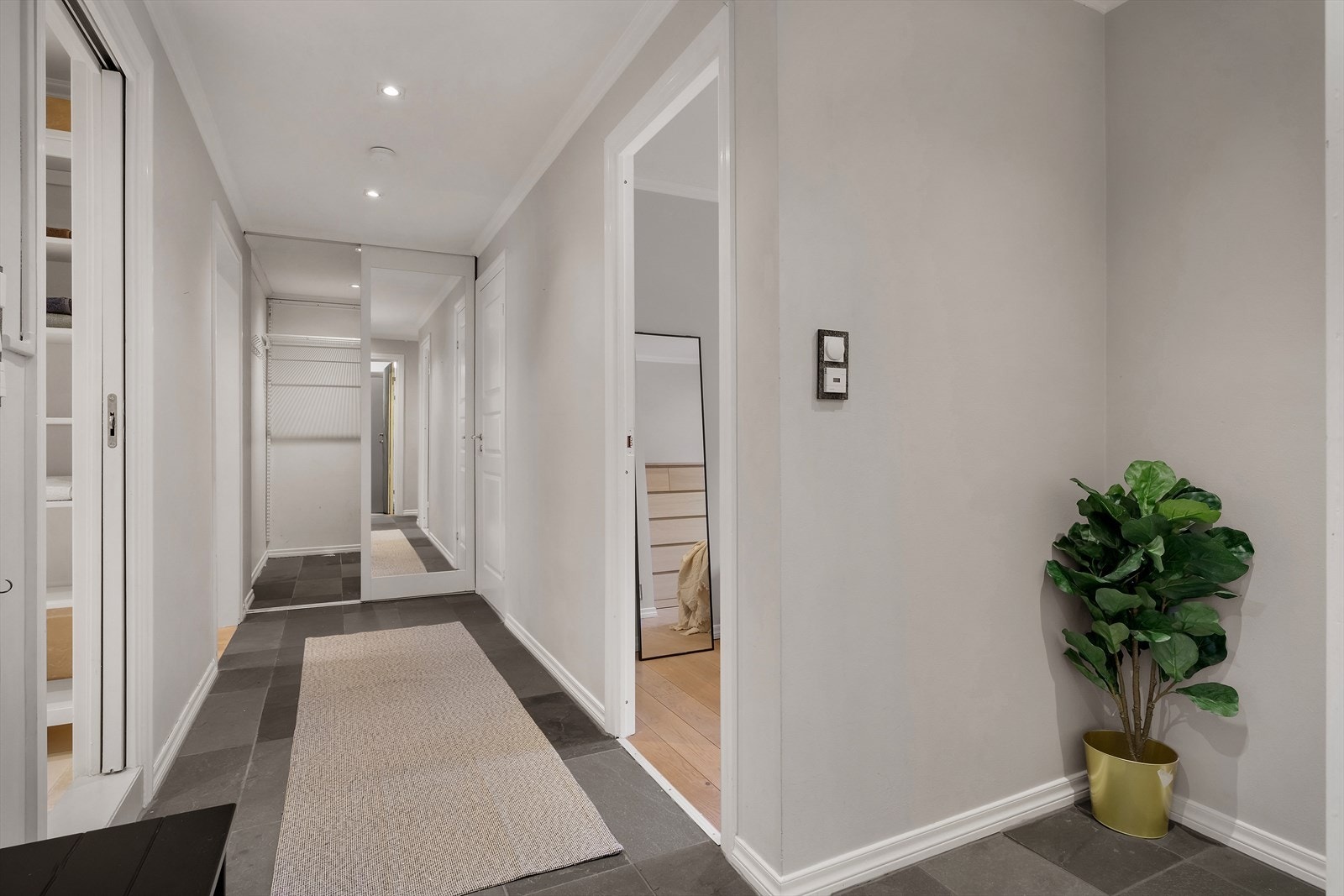 - Romslig gang med varme i gulv, og praktisk bod med skyvedør - Galleribilde