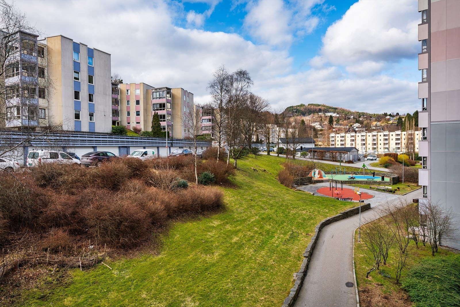 - Tomten er pent opparbeidet med grøntområder, sittegrupper og interne veier - Galleribilde