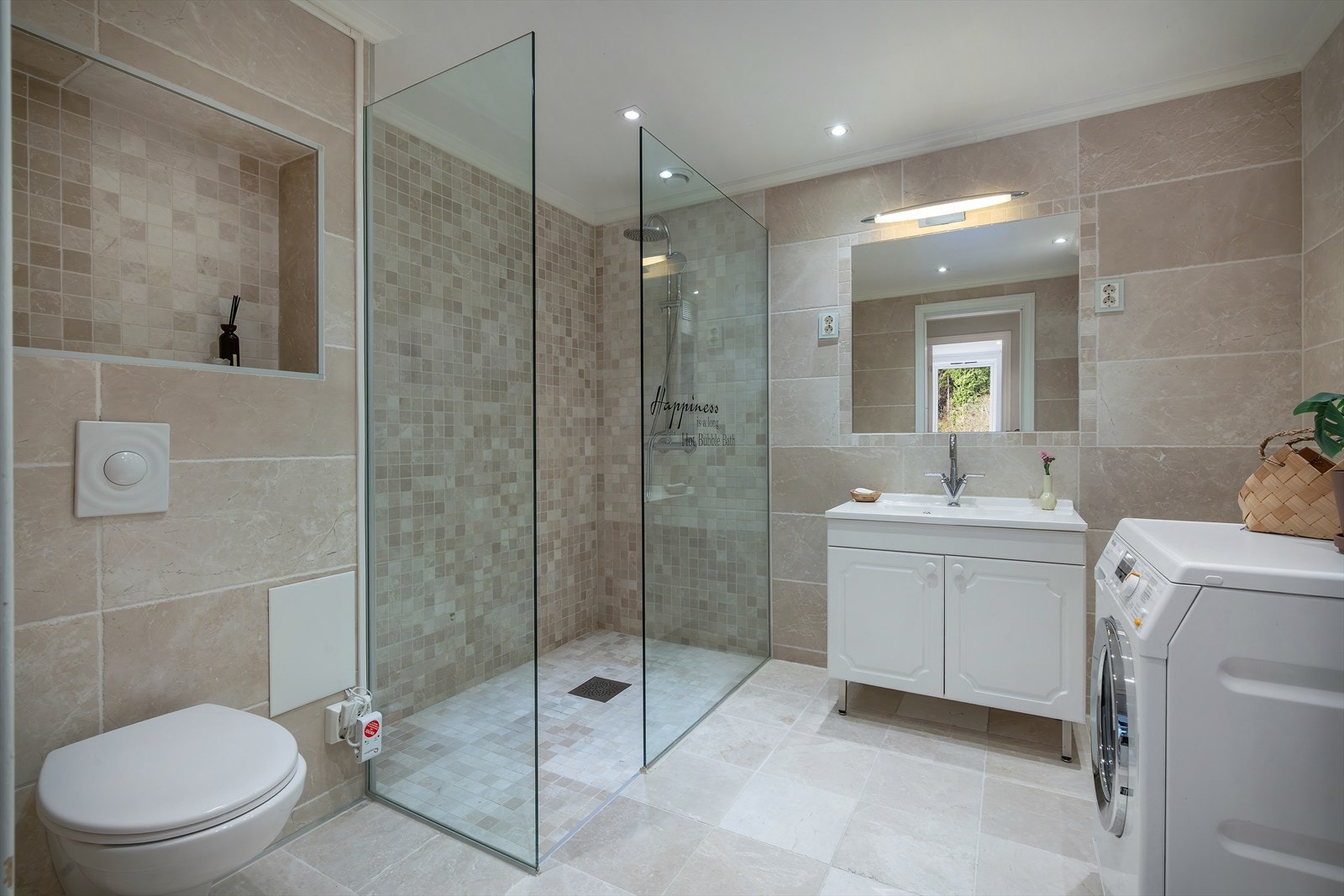 - Servant med skapinnredning, dusjvegger av glass og vegghengt toalett - Galleribilde