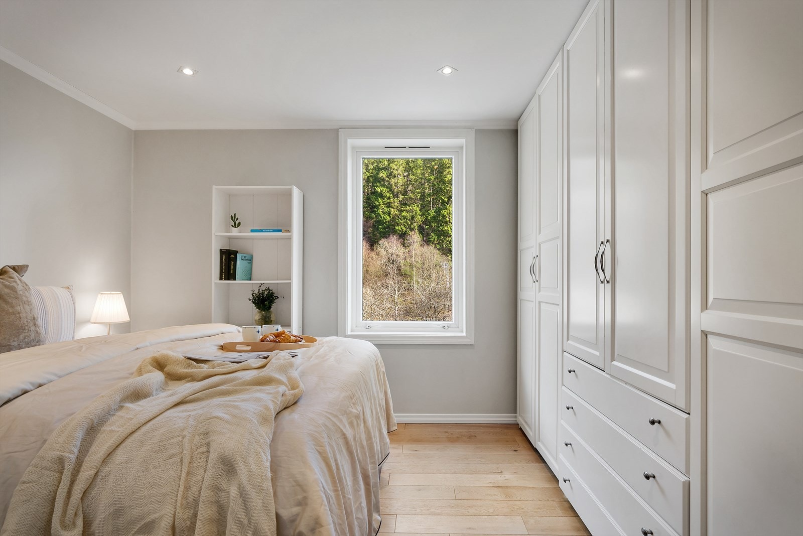 - Her er det god plass til dobbeltseng og stor garderobe - Galleribilde