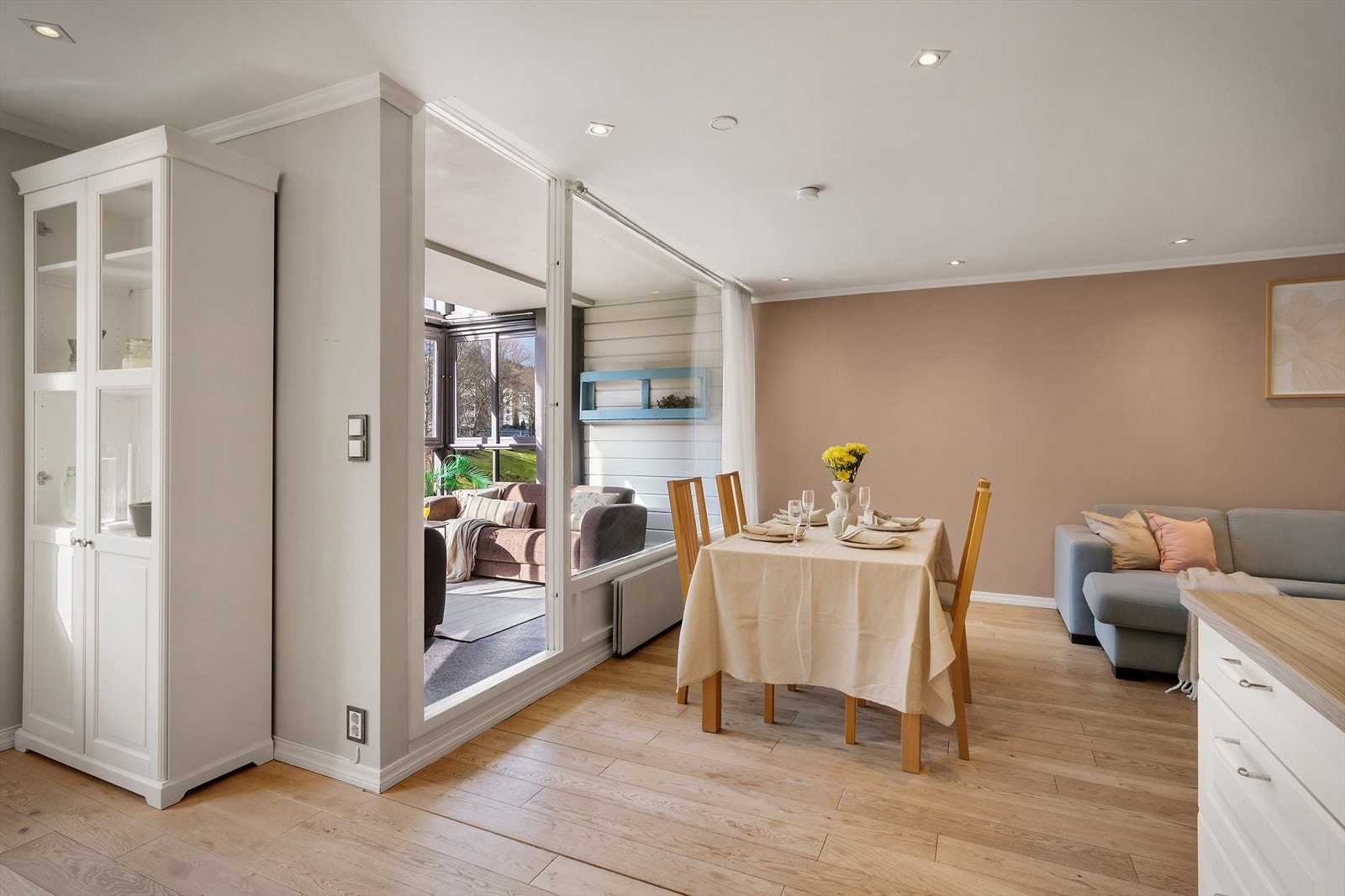 - Med åpen løsning oppleves hele rommet som en sosial sone, hvor du kan holde dialogen gående mens du disker opp til deilig middag - Galleribilde