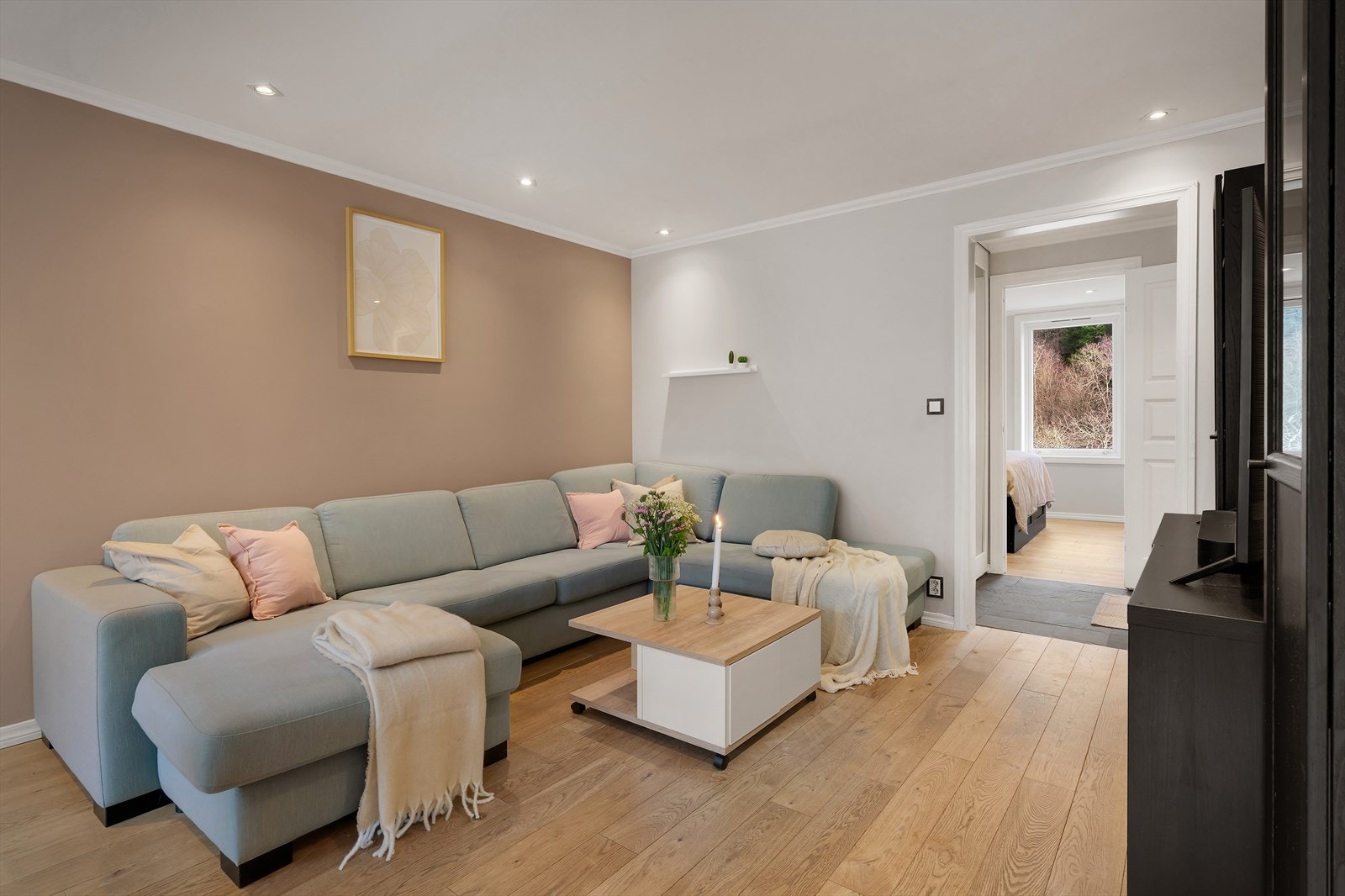 - Stuen måler 32,4m² og har god plass til ønsket møblement - Galleribilde