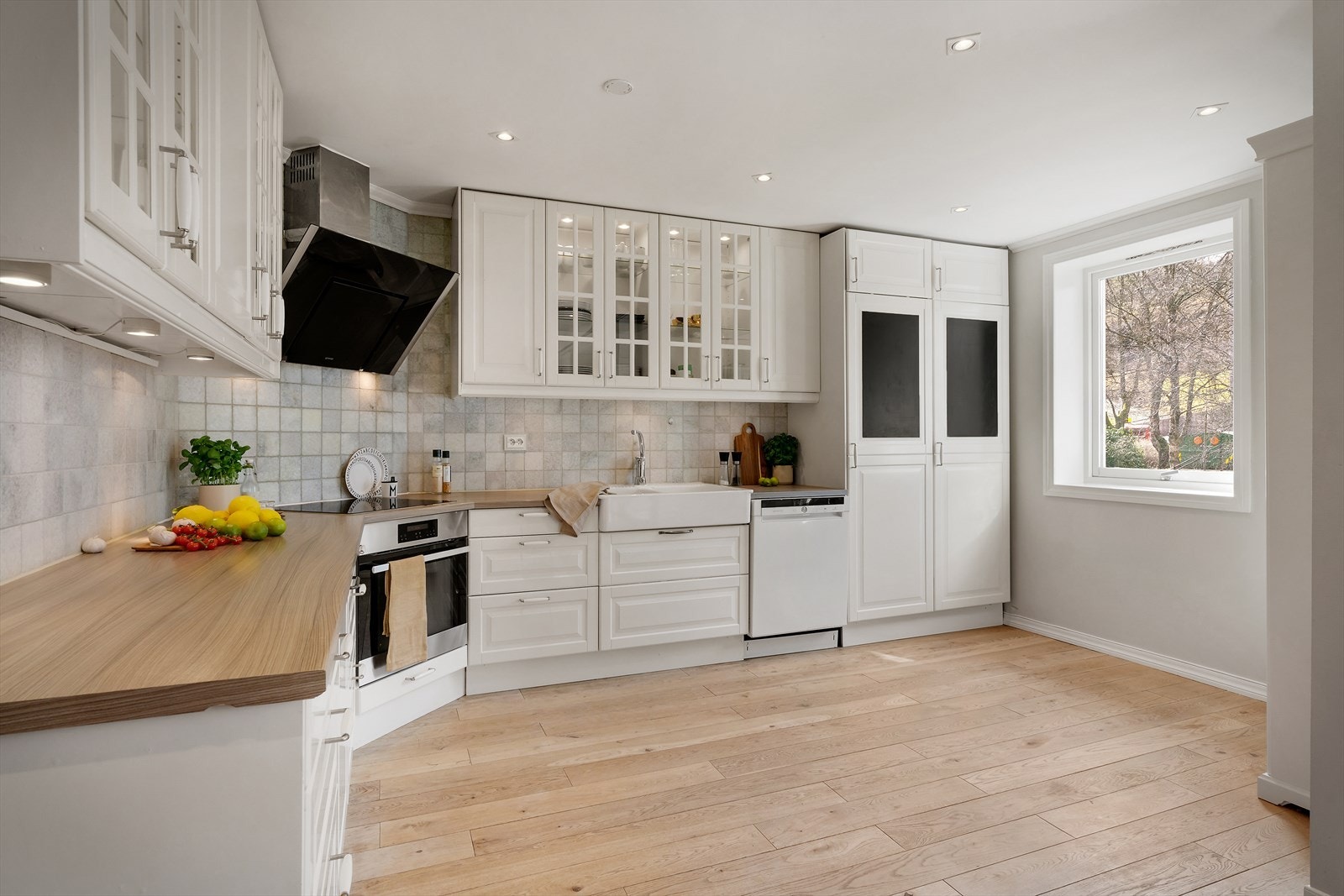 - Integrert stekeovn, steketopp, kjøleskap og frys - Galleribilde