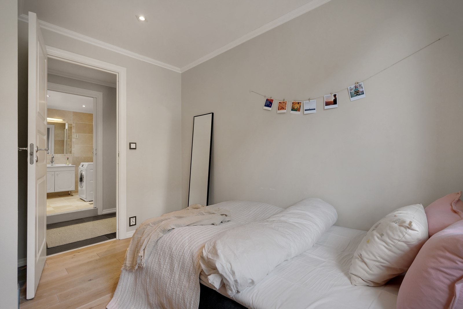 - Plass til seng og ønsket møblement - Galleribilde