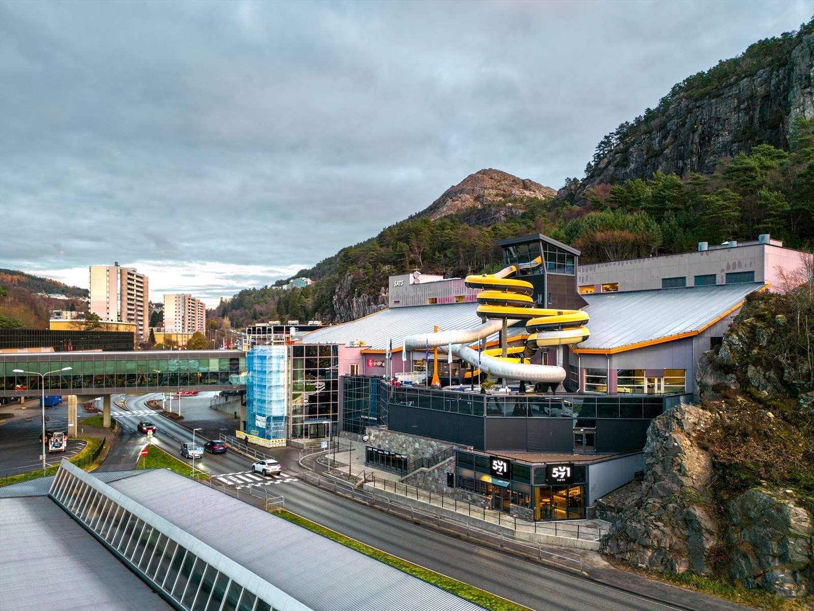- Vestkanten Storsenter med Meny, Obs, vannkanten, bowling, treningssenter og gode shoppingmuligheter ligger kun en kort spasertur unna - Galleribilde