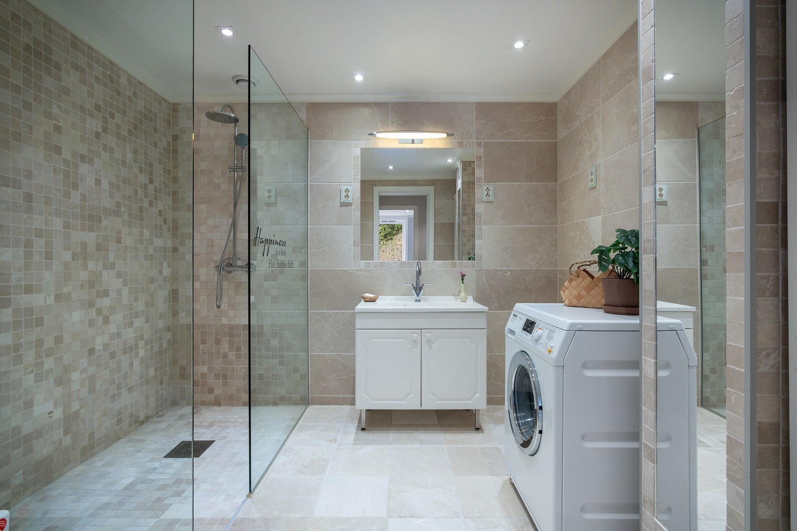 - Praktisk helfliset baderom fra 2011 som måler 6,7m² - Galleribilde