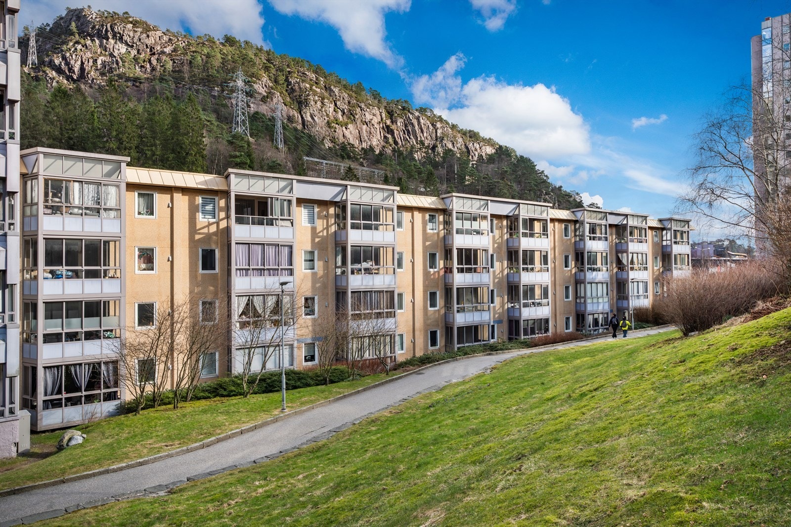 - Bo lettvint i familievennlige og fine omgivelser med gangavstand til skoler, barnehager, bussterminal og Vestkanten Storsenter - Galleribilde