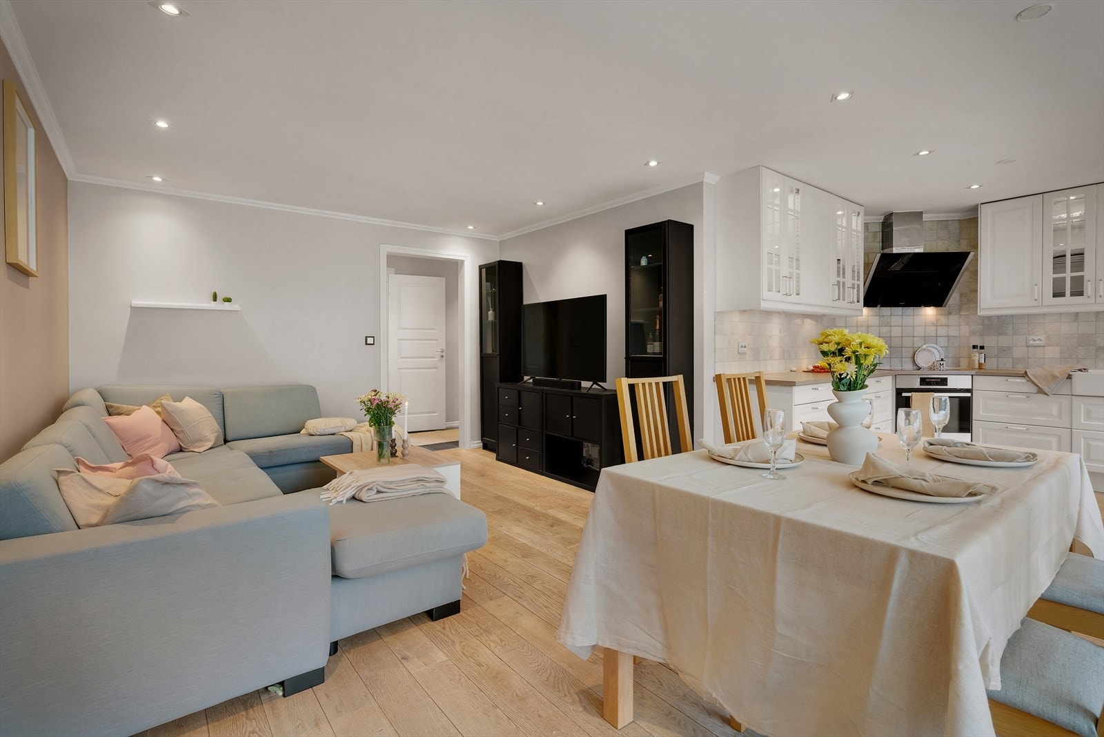 - Stuens praktiske løsning bidrar til at du har god plass til sofagruppe og spisebord i hver sin naturlige sone - Galleribilde