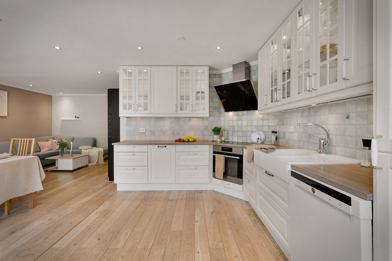 - Klassisk innredning fra Ikea fra 2011 med profilerte fronter og benkeplate av laminat. Fliser på vegg over vask - Galleribilde