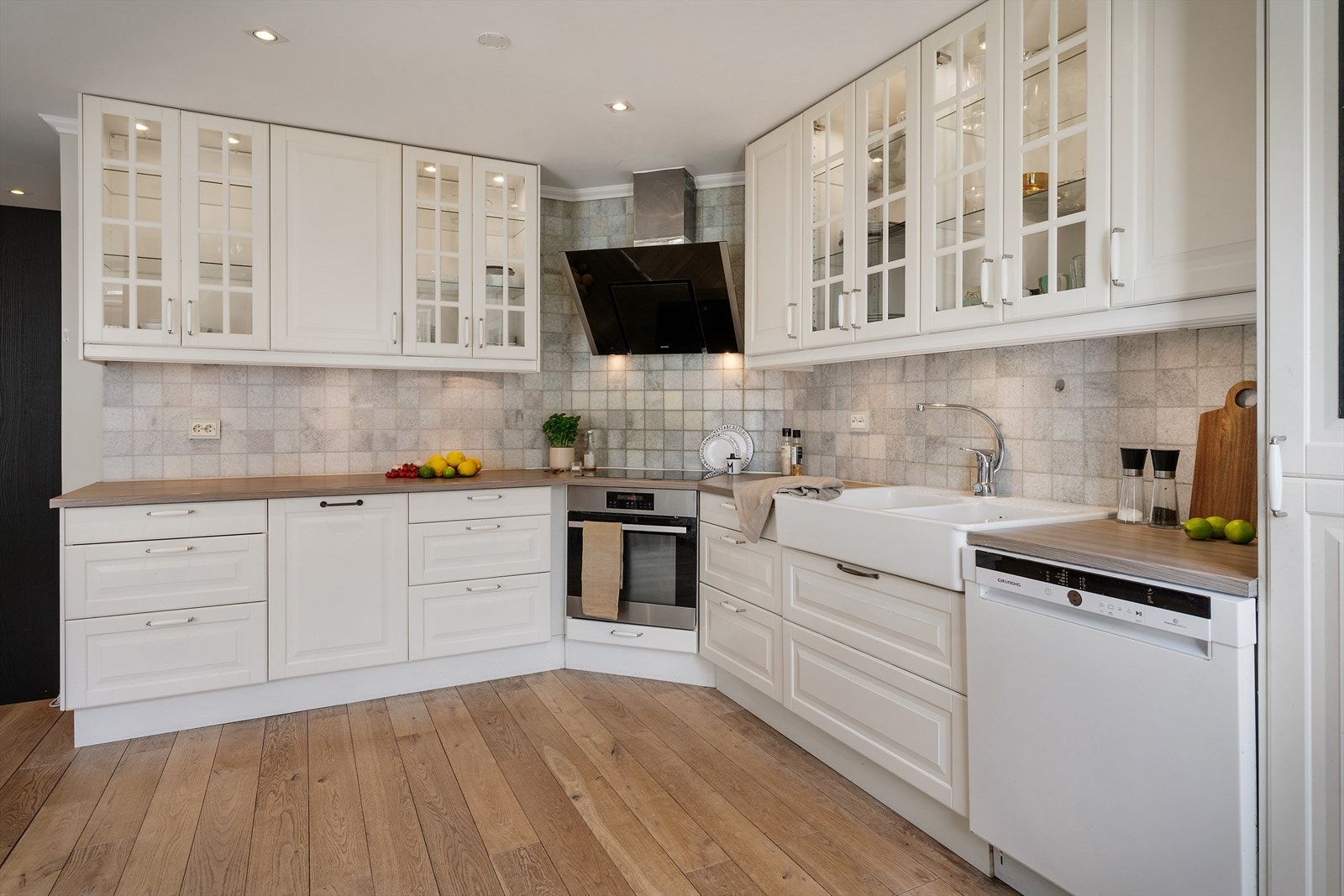 - Godt med skap- og benkeplass til glede for kokken - Galleribilde