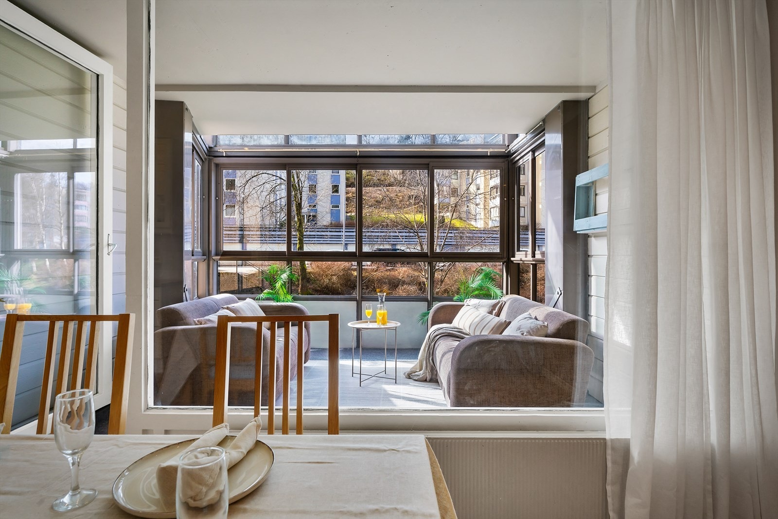 - De generøse vindusflatene bidrar til rikelig med verdifullt lysinnslipp - Galleribilde