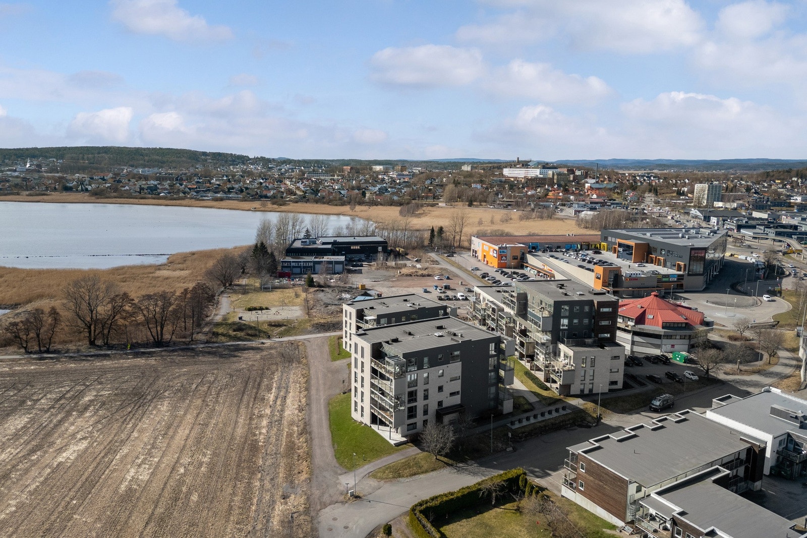 Leiligheten ligger sjønært og har også kort vei til flotte turområder Galleribilde