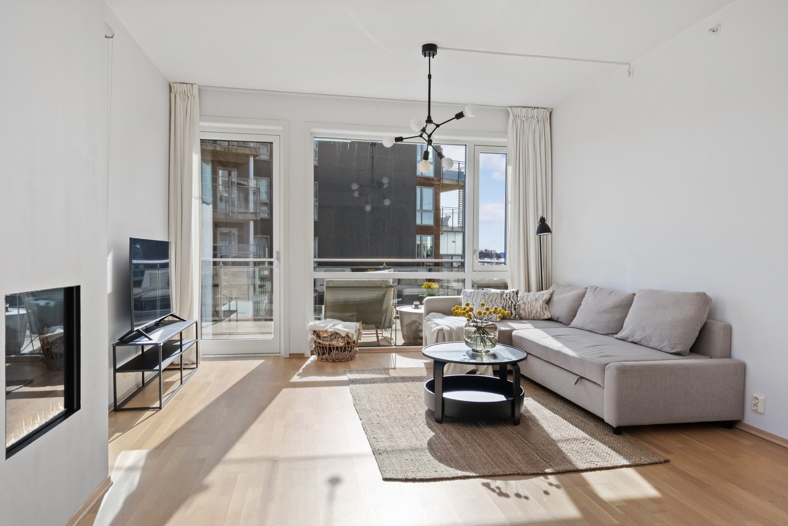 Lys trivelig stue med gasspeis og utgang til stor solrik balkong mot sør Galleribilde