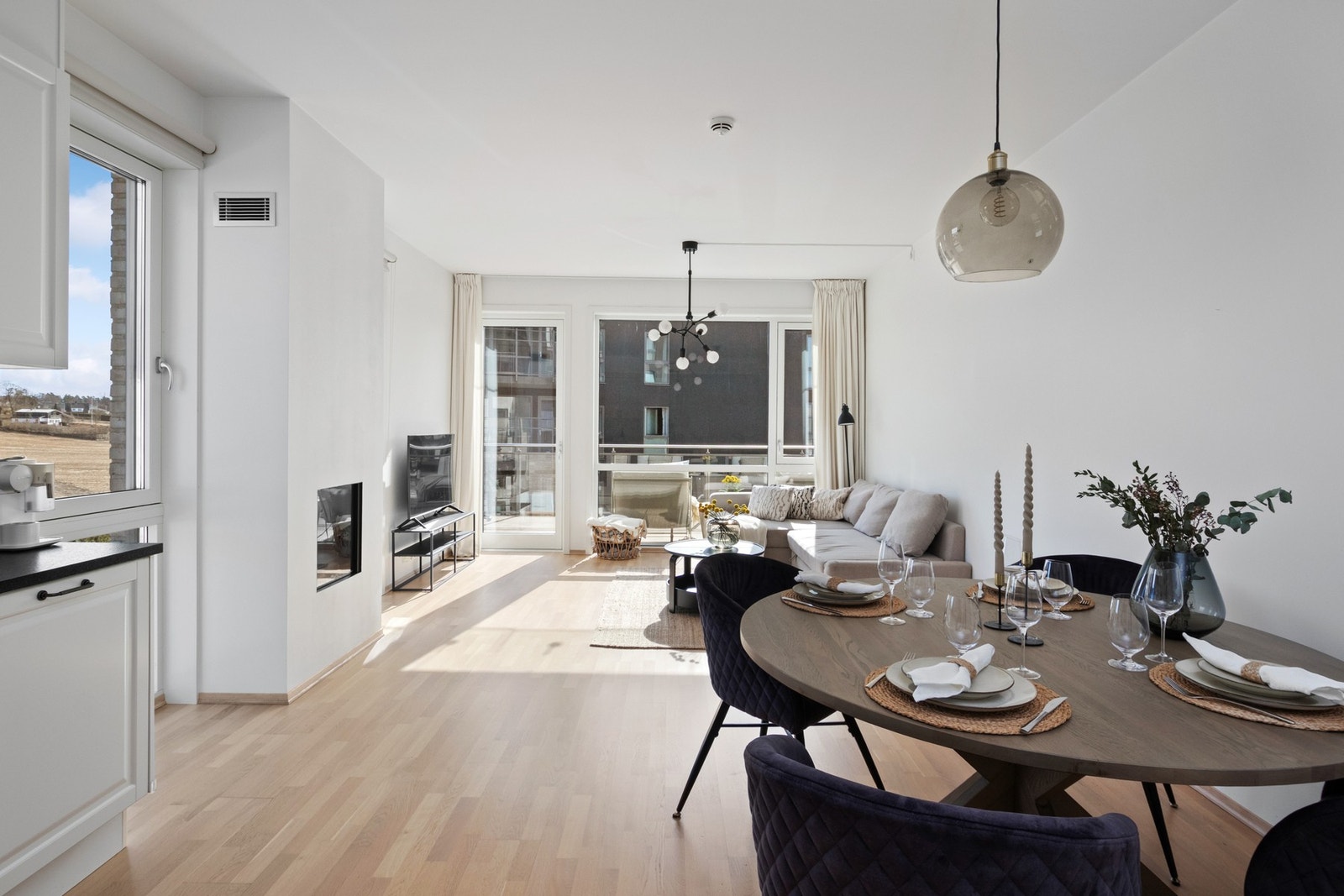 Store vindusflater gir rikelig med naturlig lys. Galleribilde