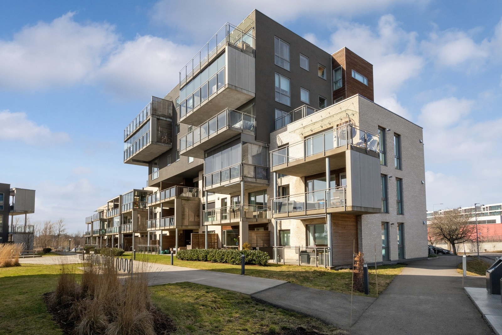 Leiligheten ligger i 3. etasje og har gode solforhold Galleribilde