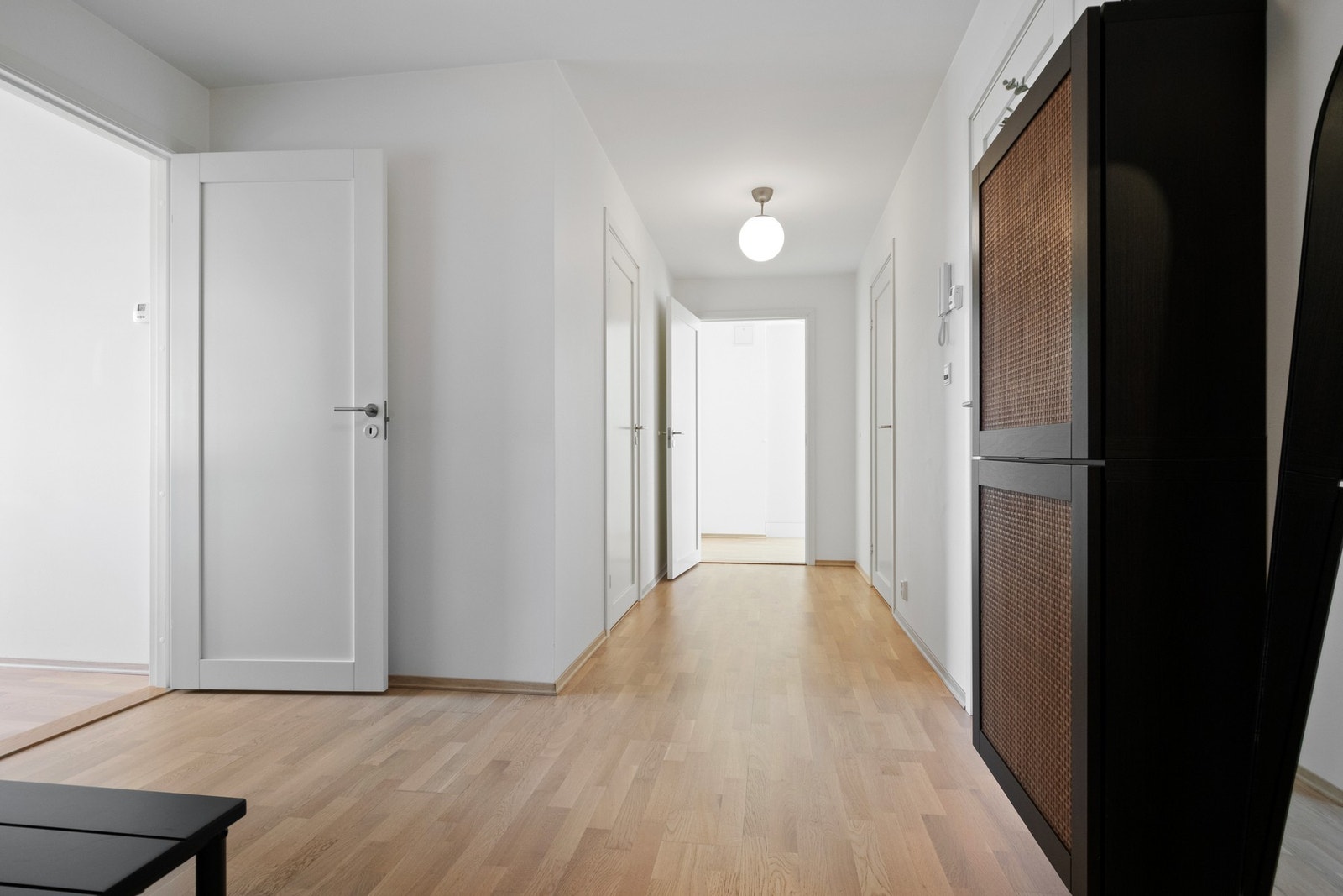 Stort lyst og åpent gangareal, her sett inn mot kjøkken og stue Galleribilde