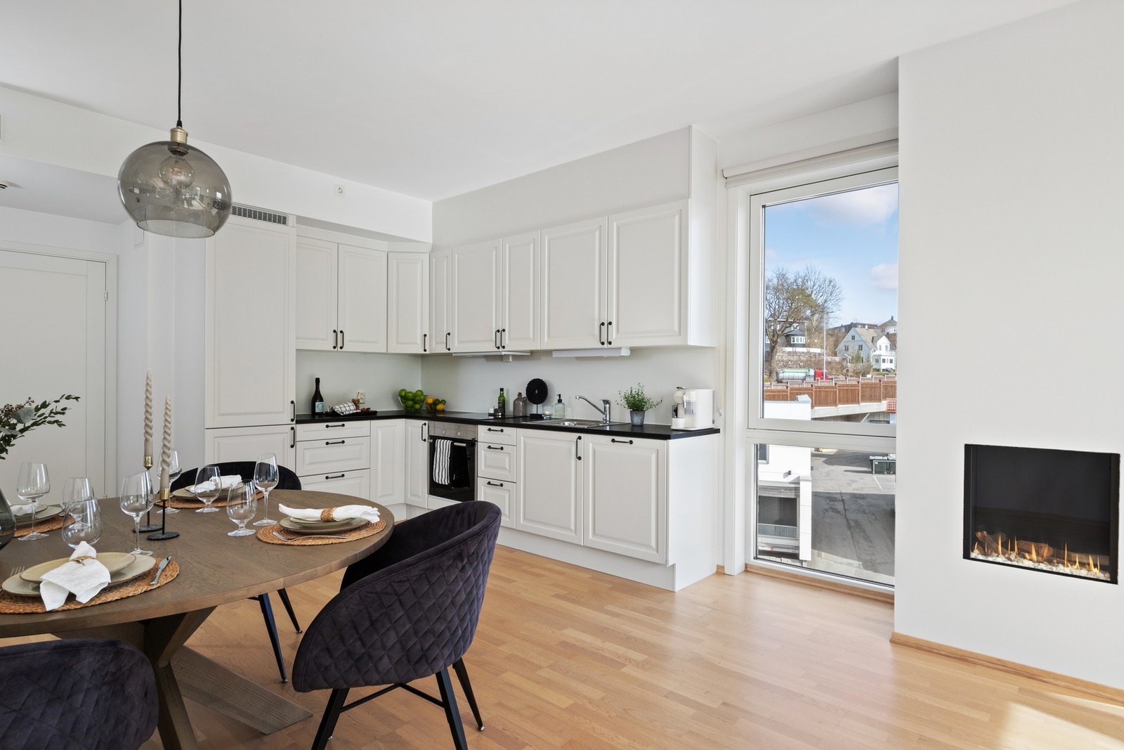 Kjøkkenet har integrert koketopp, stekeovn, oppvaskmaskin, samt kjøl- og fryseskap Galleribilde