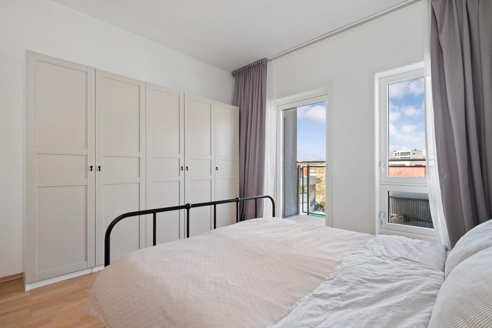 Fra soverommet er det utgang til egen balkong mot nord Galleribilde