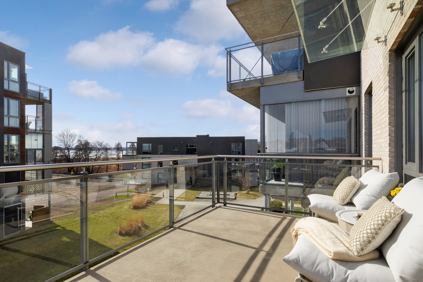 Balkongen mot sør er av god størrelse og her har man fin utsikt utover sjøen og pene fellesarealer Galleribilde