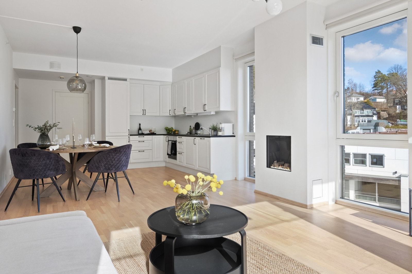 Stuen er i åpen løsning mot flott tidløst kjøkken Galleribilde