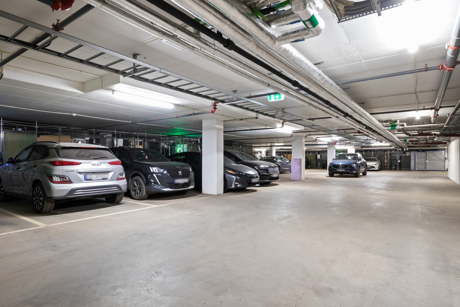 Leiligheten disponerer egen parkeringsplass med lader i garasjeanlegg i kjelleretasjen Galleribilde