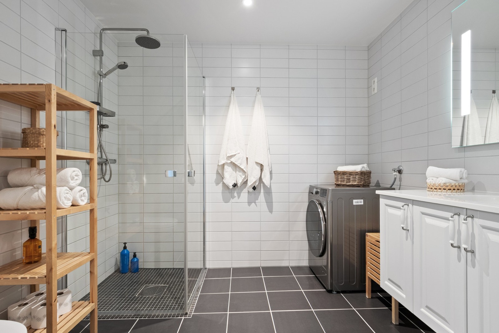 Flott tidløst flislagt bad med gulvvarme Galleribilde