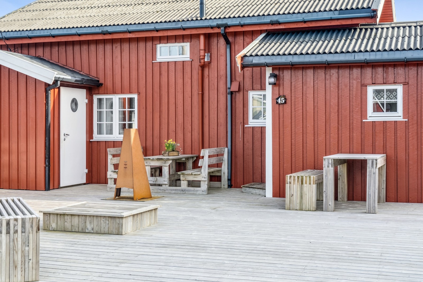 Sjelden mulighet! Fritidsbolig på vakre Lovund. Privat kai og store solrike uteområder. Galleribilde