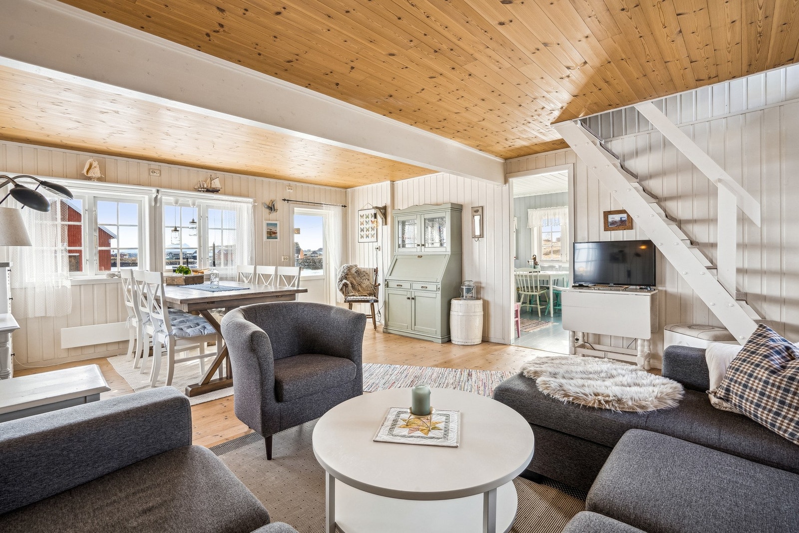 Fra stuen er det trapp opp til loftsetasjen Galleribilde