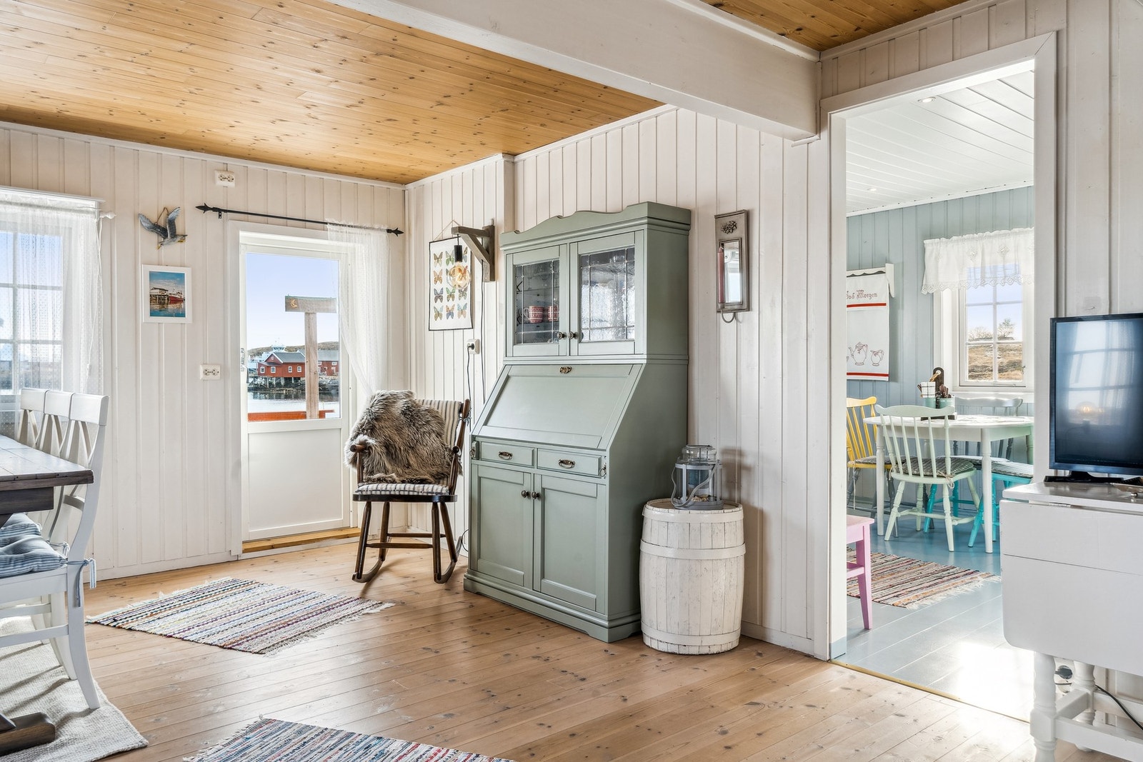 Fra stuen er det utgang til den store uteplassen Galleribilde