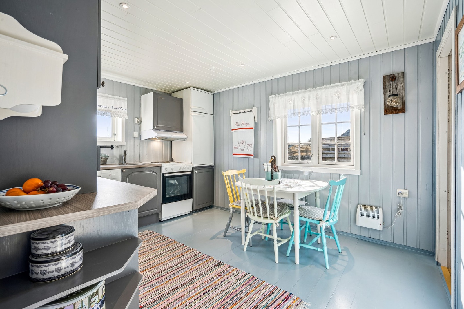 Romslig kjøkken med plass til kjøkkenbord Galleribilde