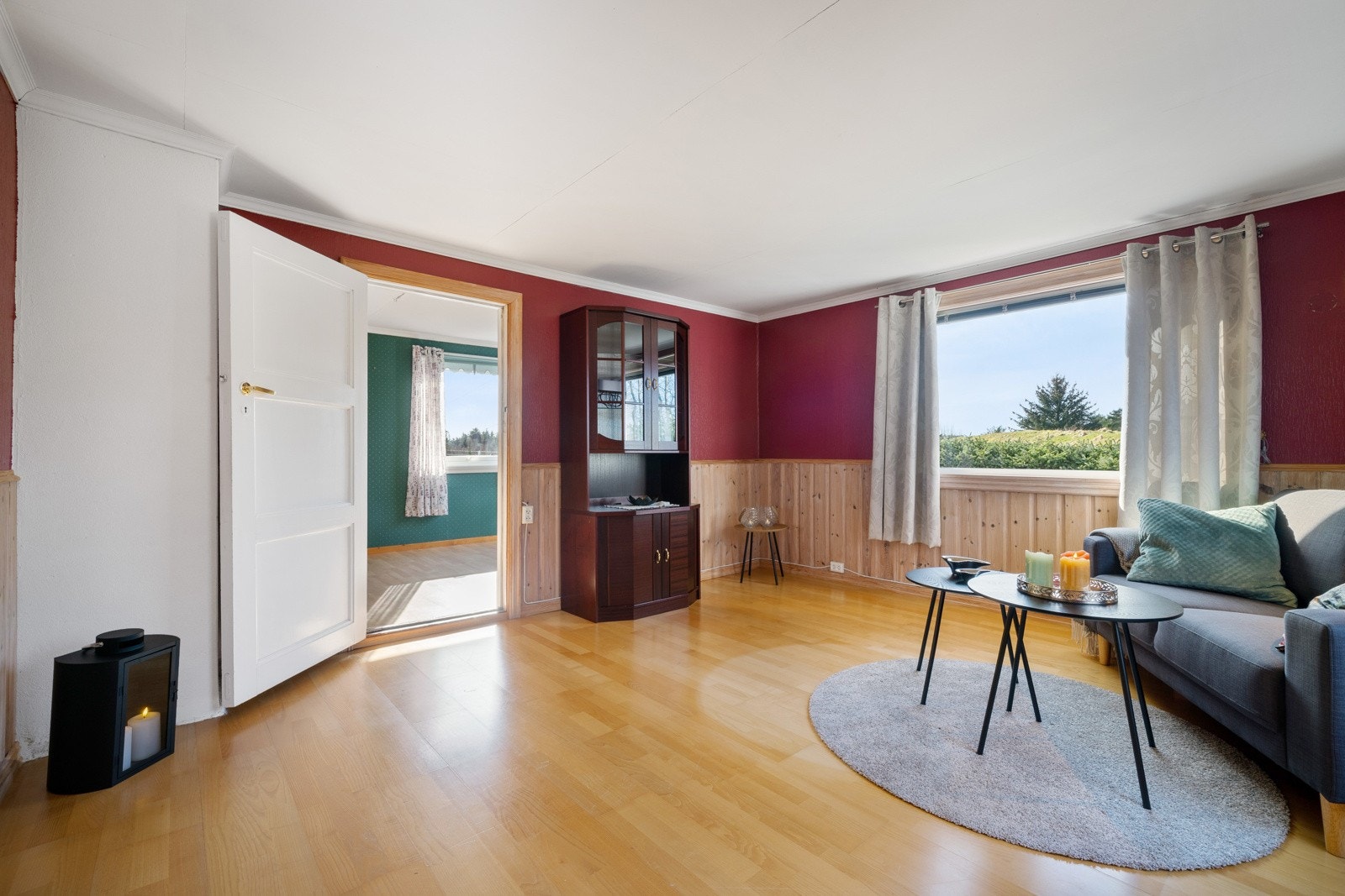 Videre følger stuen i første etasje Galleribilde