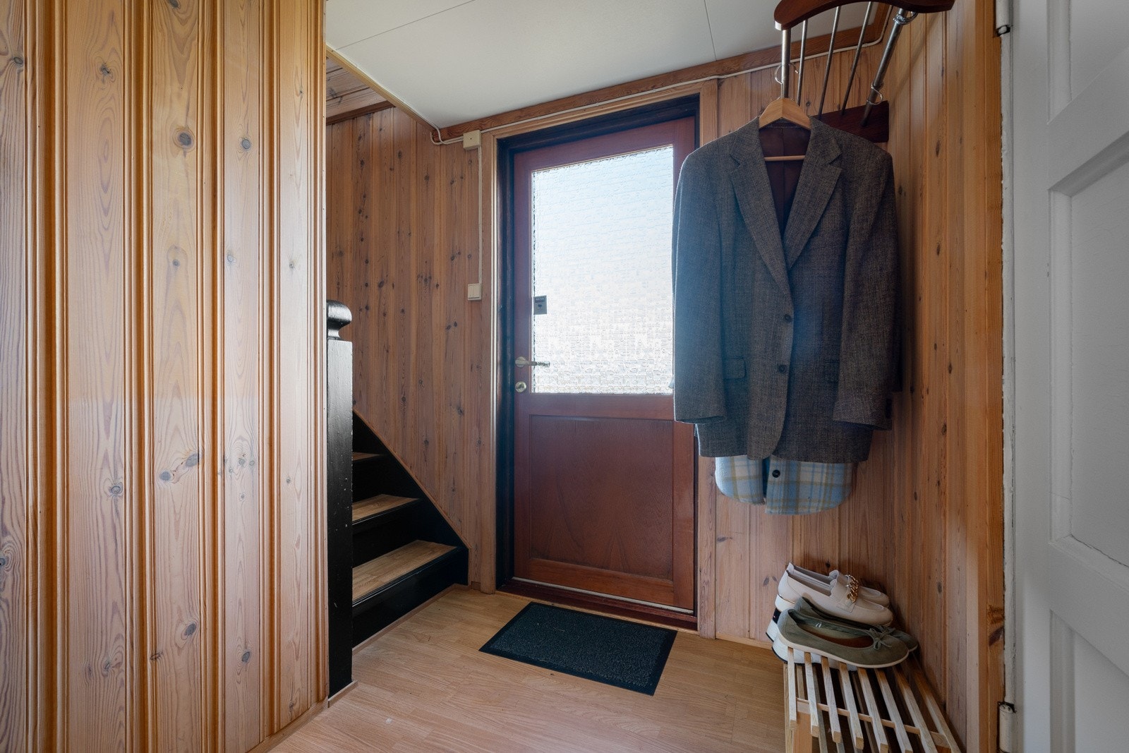 En praktisk entré med plass til yttertøy og sko Galleribilde