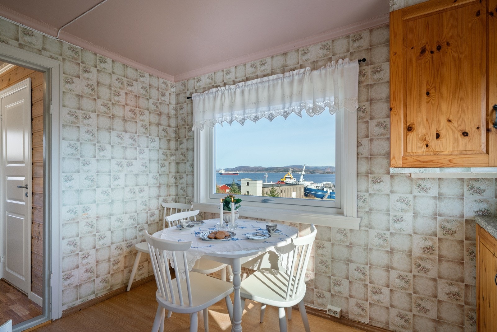 Fra spisebordet er det nydelig utsikt ut over Nordre Fonnesvågen Galleribilde